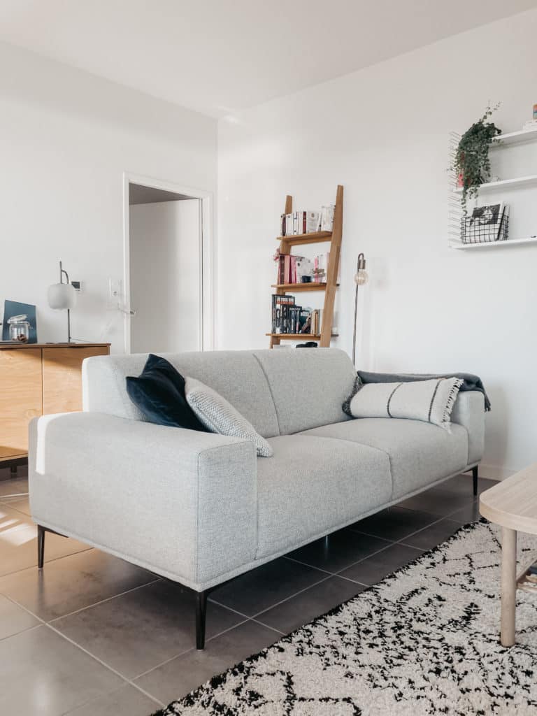 canapé maisons du monde - décorer un salon en location
