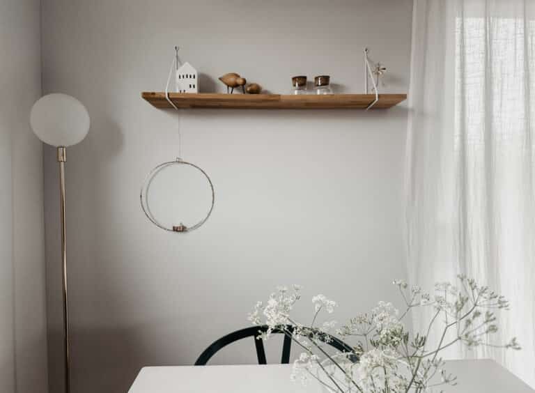 Comment habiller un mur blanc salon - studio marine home - le blog