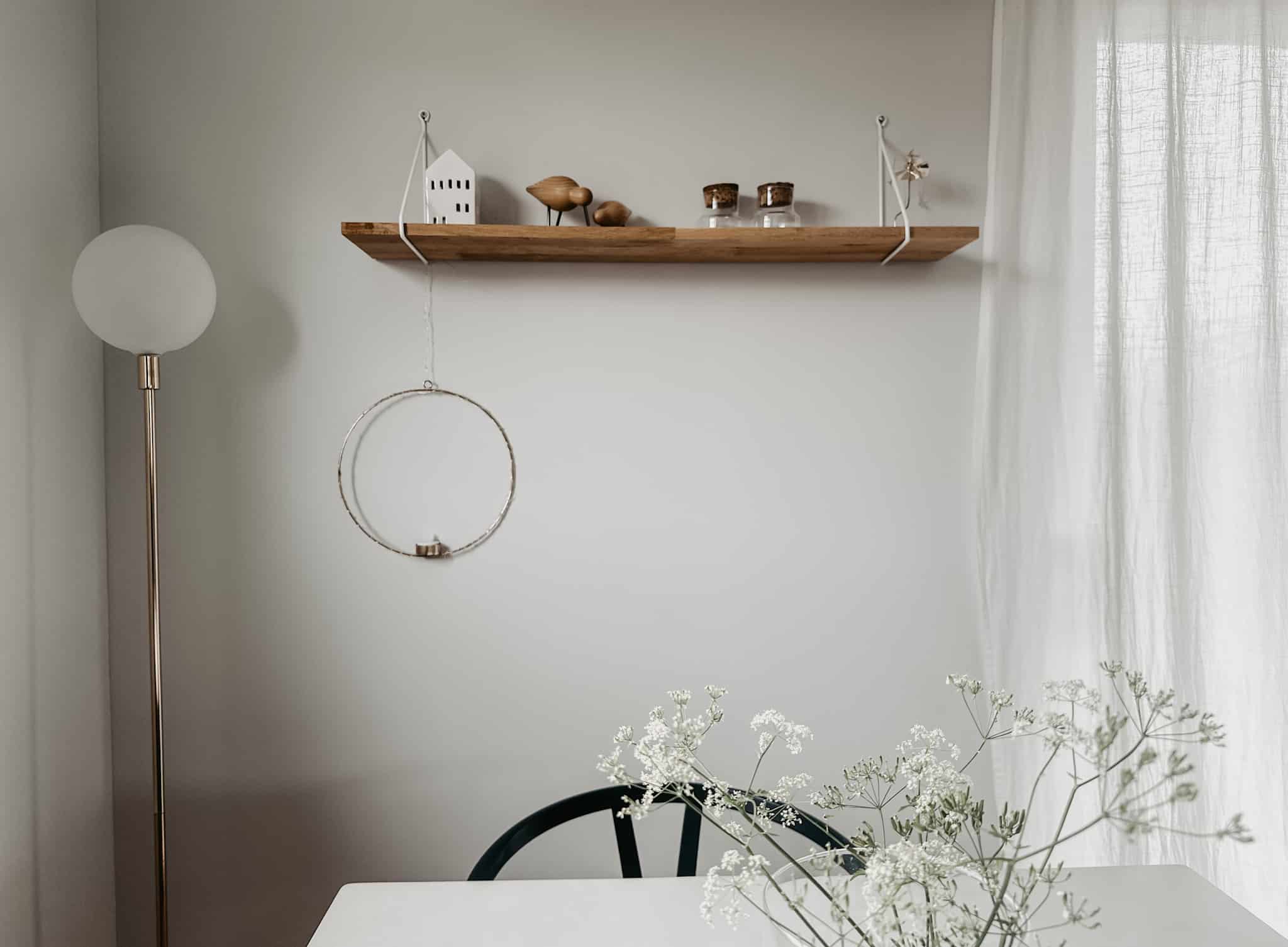 Comment habiller un mur blanc salon - studio marine home - le blog