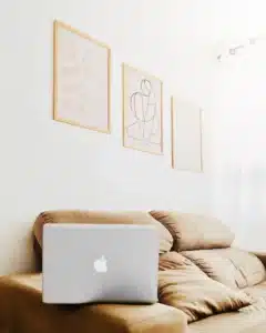 des cadres pour habiller un mur blanc dans son salon - studio marine home