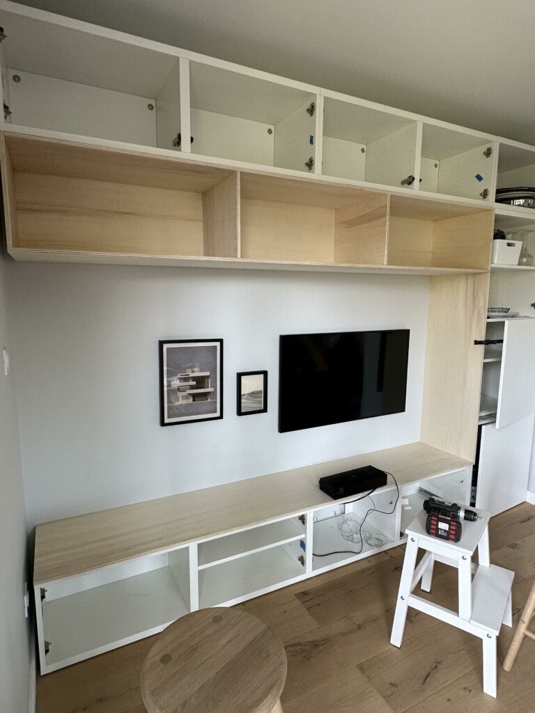 assemblage sur-mesure contreplaqué avec rangements ikea