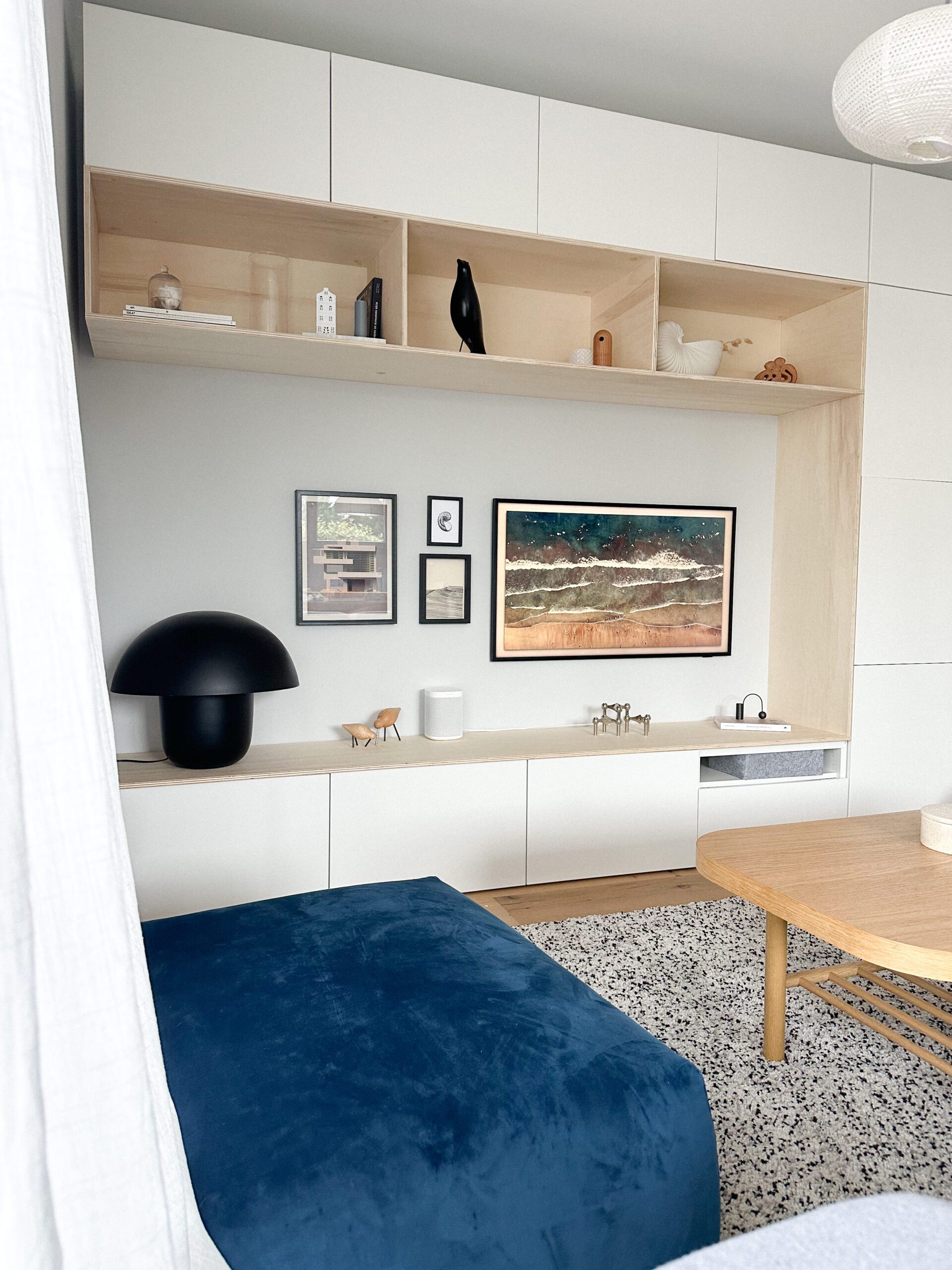 un salon avec meuble de rangements DIY ikea